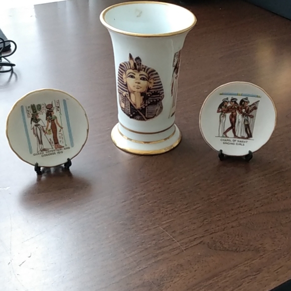 Set Ancient Egyptian Themed Vase and two decorative plates with stands. - Picture 7 of 7